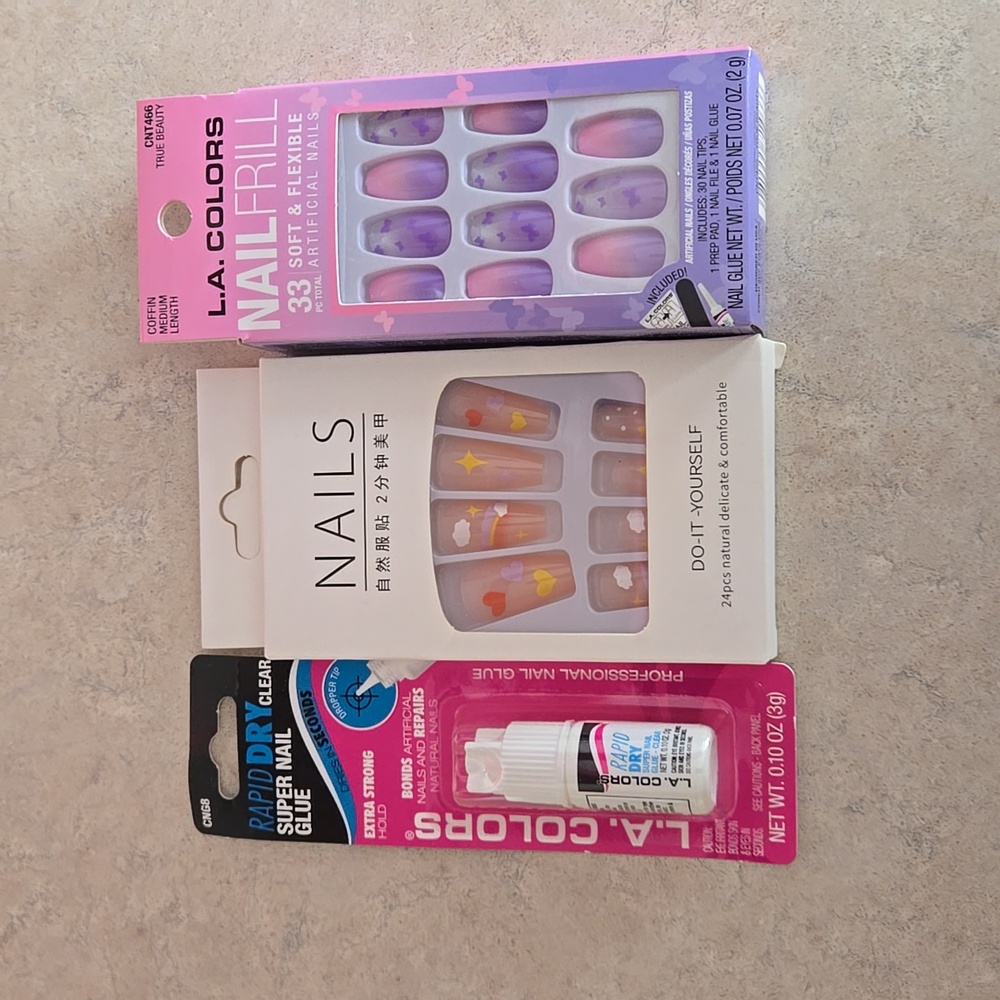 Nails & glue - Picture 1 of 4